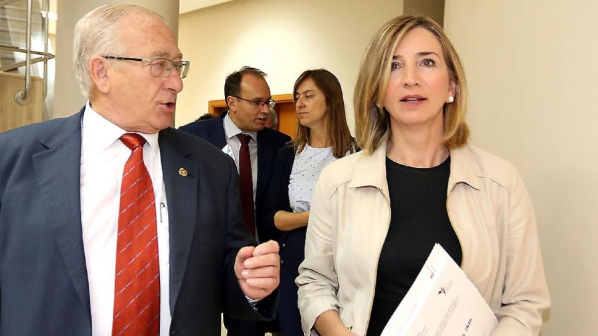 El presidente del Colegio Oficial de Psicólogos, Eduardo Montes, y la consejera de Familia e Igualdad Alicia García-ICAL