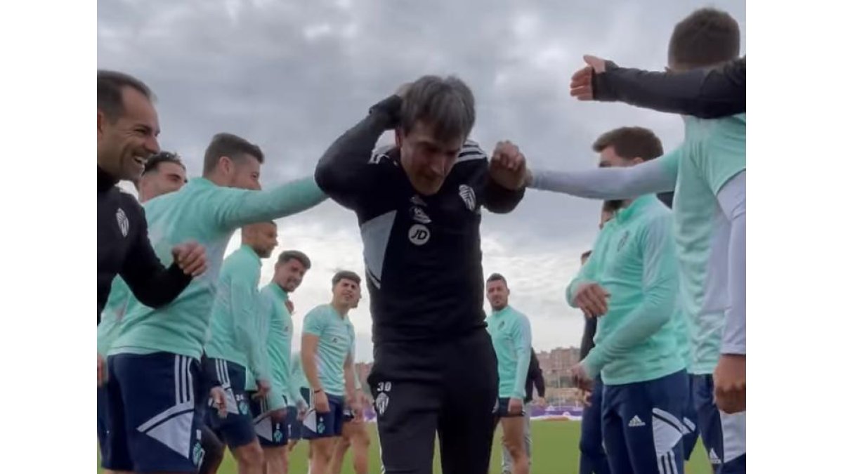 Los jugadores realizan un pasillo a Pacheta por sus cumpleaños, en un contenido generado en redes sociales del club. / RV