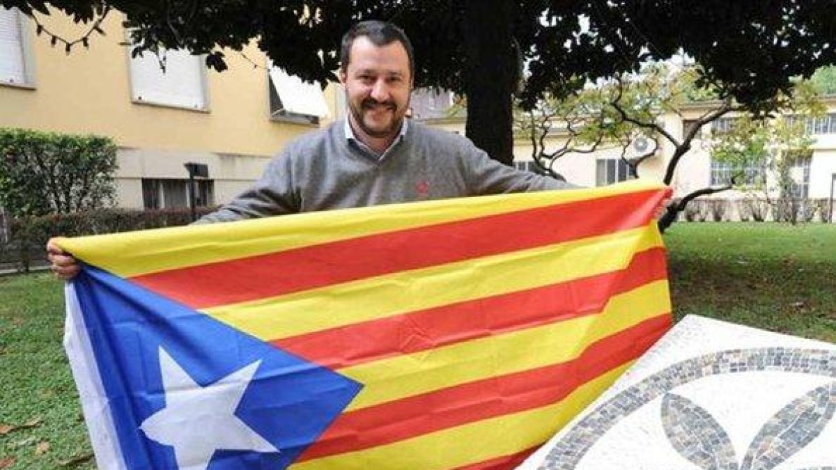 Matteo Salvini, con una estelada en el patio de su casa.-