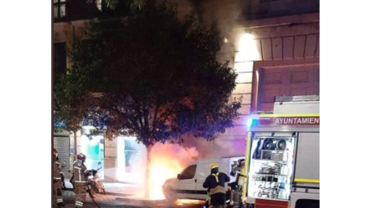 Furgoneta en llamas en la calle Miguel Íscar de Valladolid. - EP