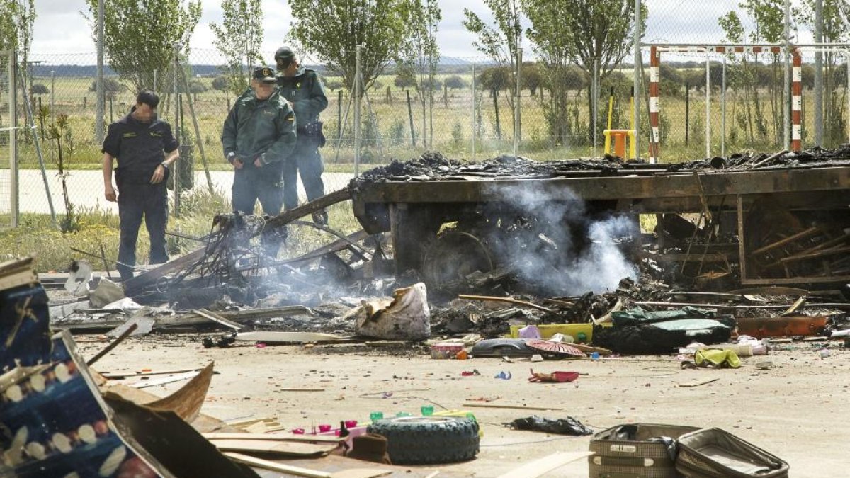 Agentes de la Policía Judicial de la Guardia Civil investigan la muerte de un hombre en la explosión del vehículo de una atracción de feria en Cabrillas-José Vicente / ICAL