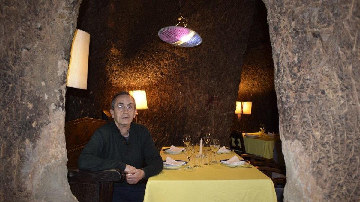 Cesáreo Álvarez en una de las mesas en el interior de su restaurante, La Cueva del Túnel-