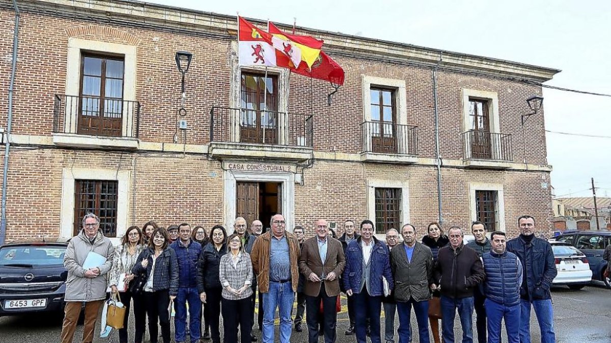 Alcaldes y otros responsables municipales de localidades de la zona sur ayer, junto a Jesús Julio Carnero, frente al Ayuntamiento de La Seca.-EL MUNDO
