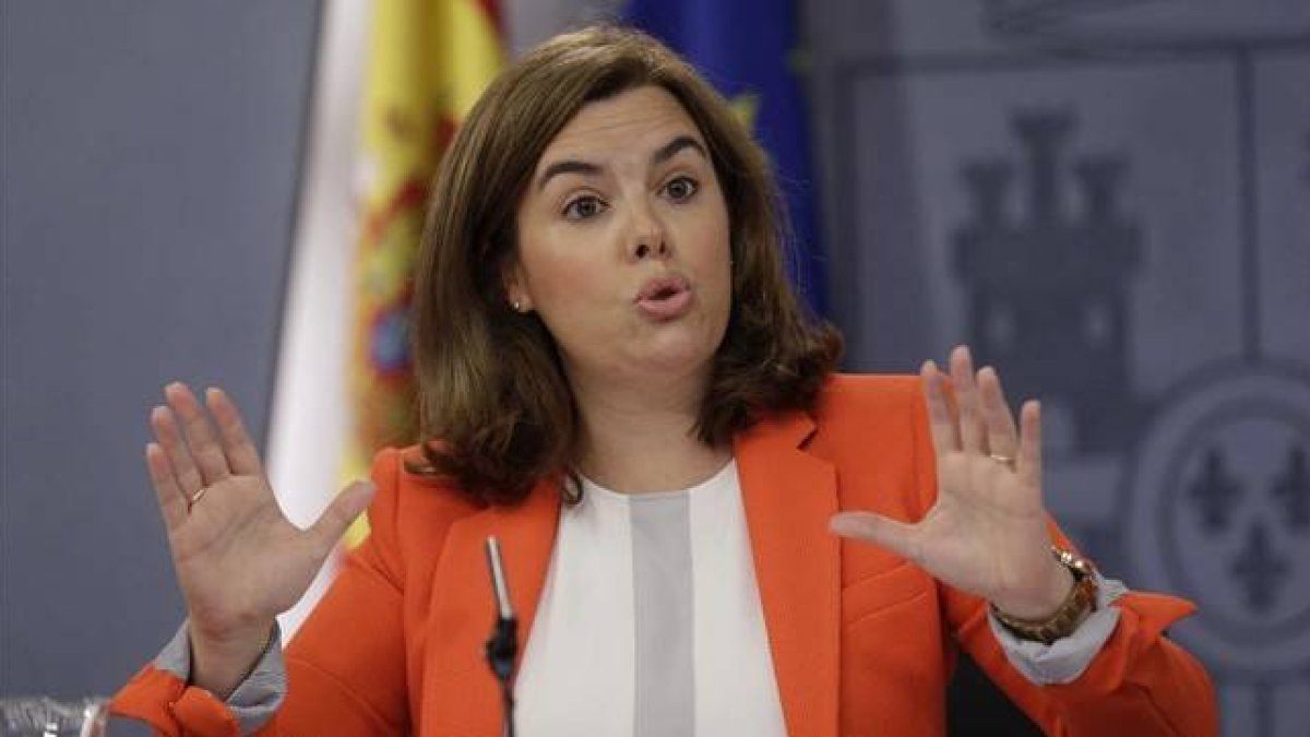 La vicepresidenta del Gobierno, Soraya Sáenz de Santamaría, en la rueda de prensa posterior al Consejo de Ministros.-Foto: EFE/ ÁNGEL DÍAZ
