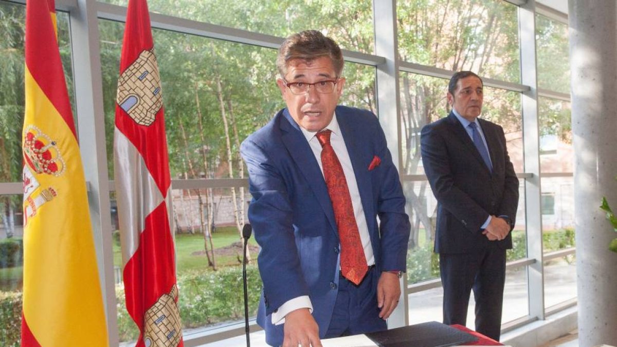 El consejero de Sanidad, Antonio María Sáez Aguado, preside la toma de posesión de Rafael López como gerente regional de Salud-ICAL