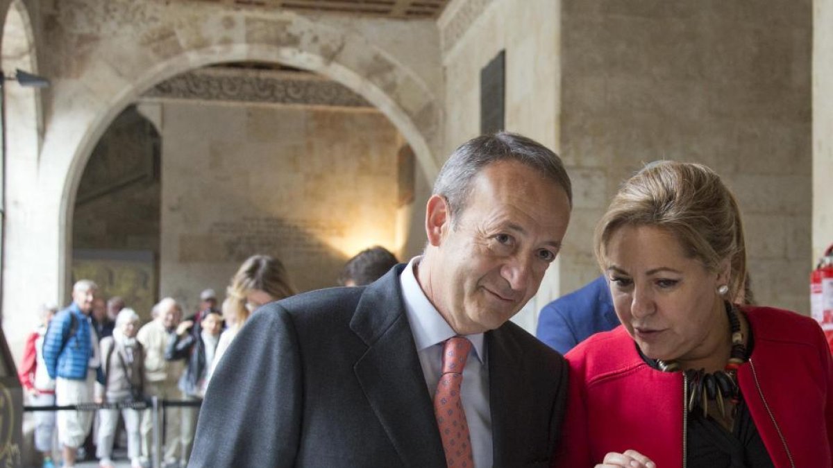 La vicepresidenta y consejera de Empleo de la Junta de Castilla y León, Rosa Valdeón, clausura el III Congreso Regional de Empresa Familiar. En la imagen la consejera junto a José Miguel Isidro, presidente EFCYL.-ICAL