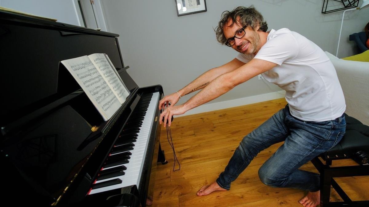El pianista James Rhodes, en su casa el pasado mes de julio. /-JOSÉ S. GUTIERREZ