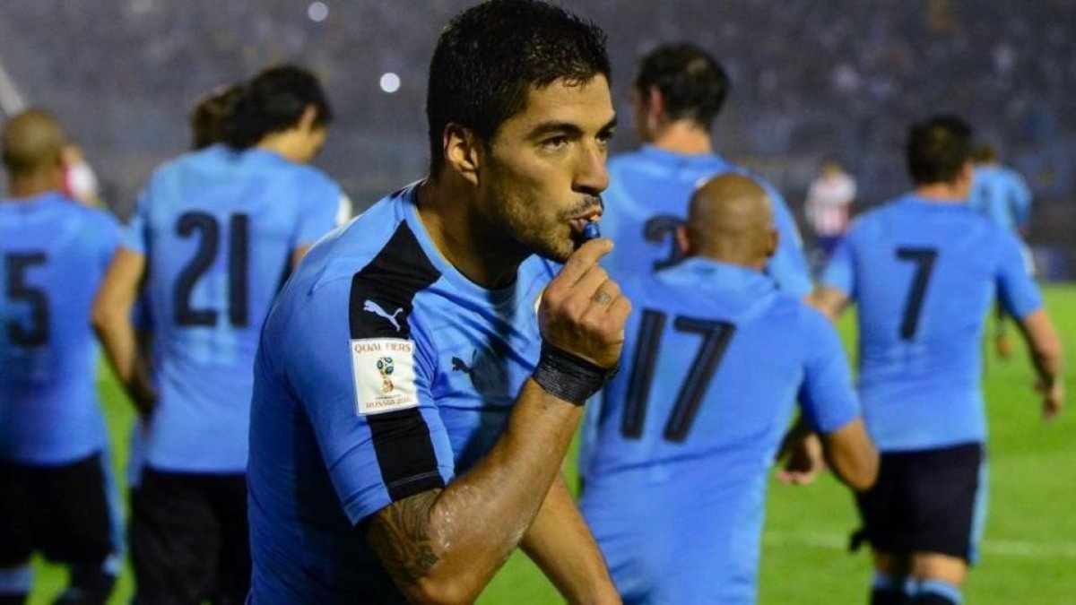 Luis Suárez celebra su gol de penalti con Uruguay ante Paraguay.-AFP / PABLO PORCIUNCULA
