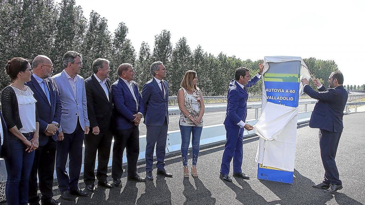 José Luis Ábalos, ministro de Fomento(d), inaugura un tramo de la autovía A-60 en Puente Villarente (León), acompañado por el consejero de Fomento Juan Carlos Suárez Quiñones(c)-ICAL
