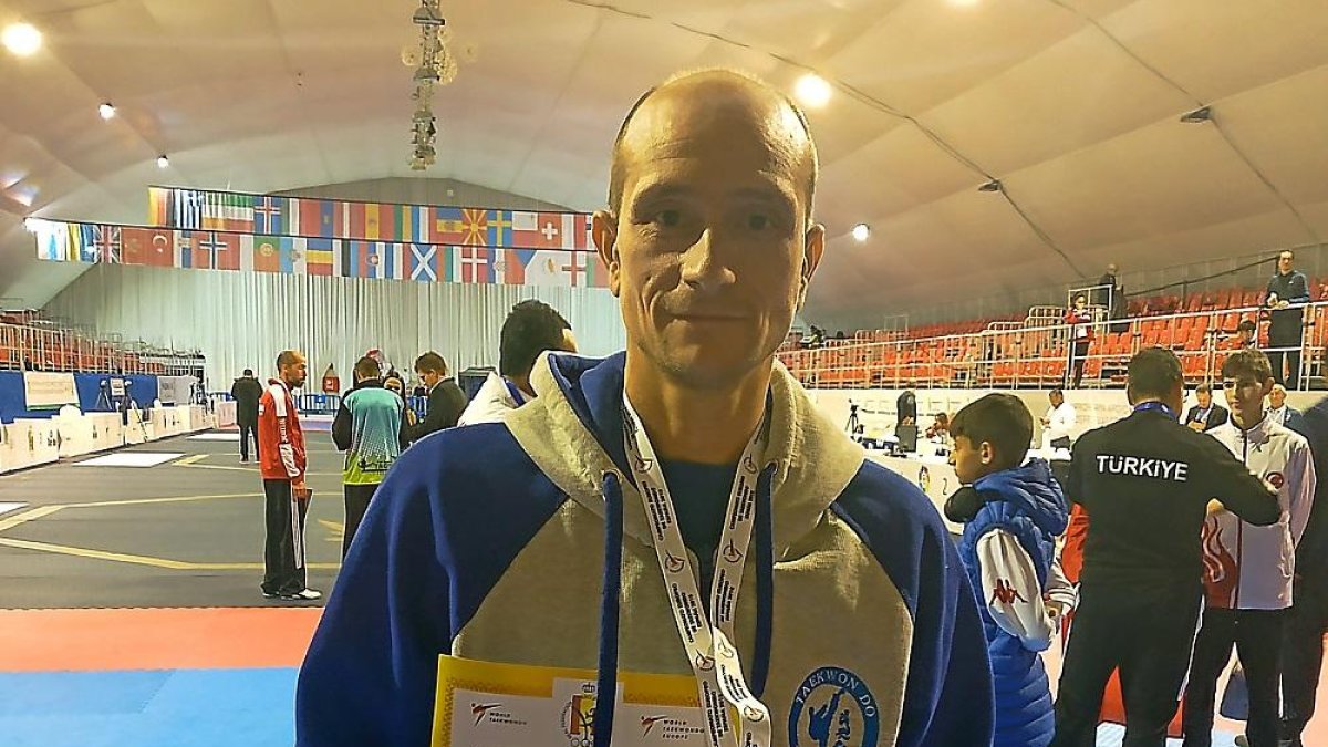 El taekwondista Óscar Campos posa con su medalla de oro.-EL MUNDO