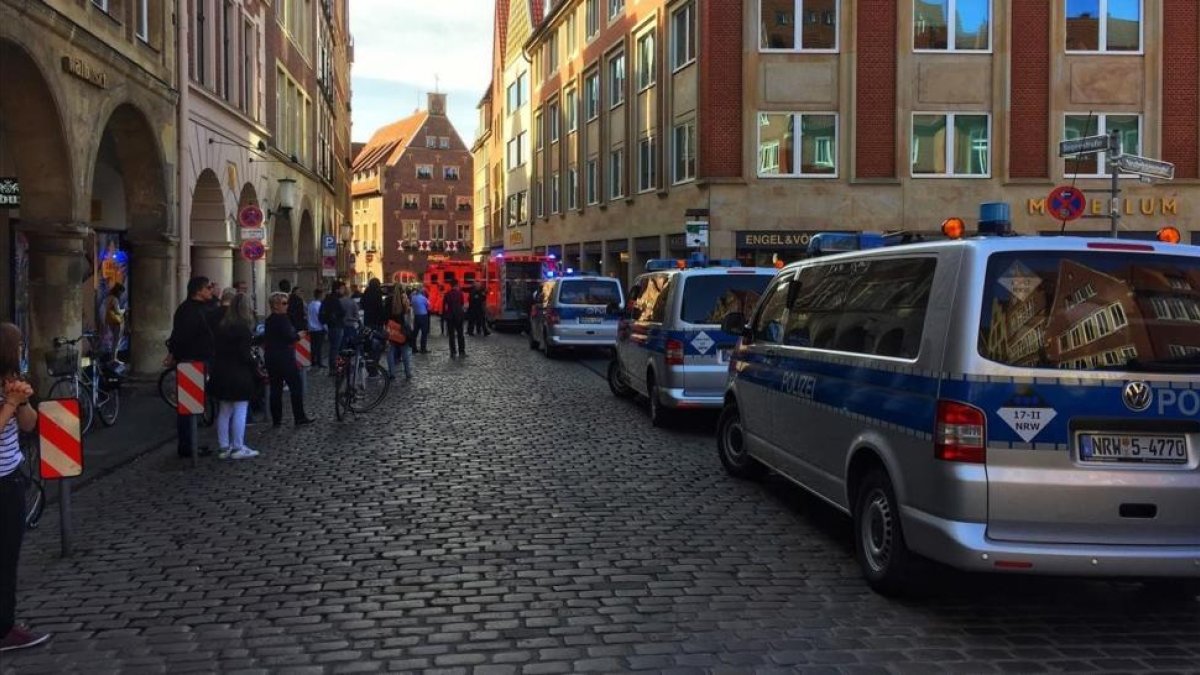 Equipos de emergencia en la zona del atropello masivo en Münster.-AFP