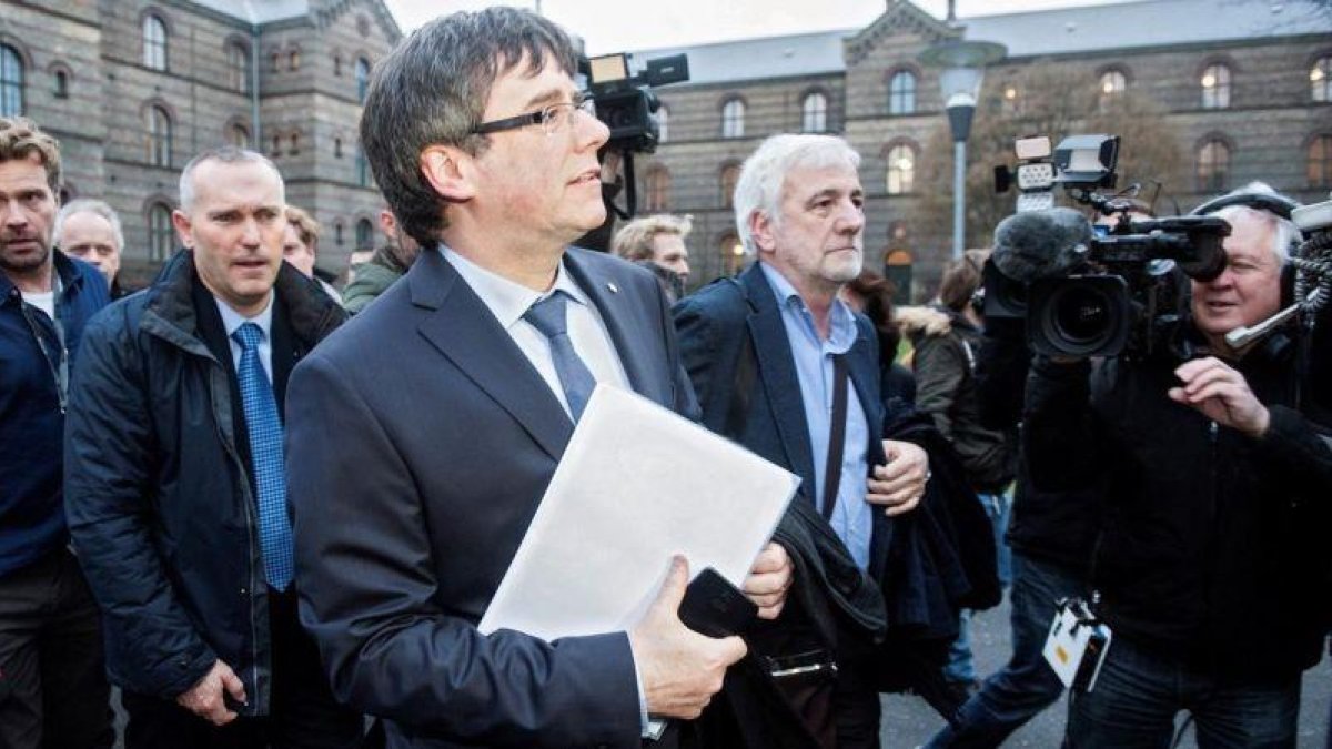 El expresident Carles Puigdemont, escoltado por el mosso Lluís Escolà.-RICARDO RAMIREZ