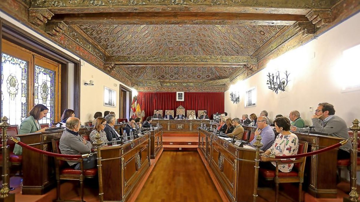 Panorámica del Pleno de la Diputación de Valladolid reunido en sesión extraordinaria.-ICAL