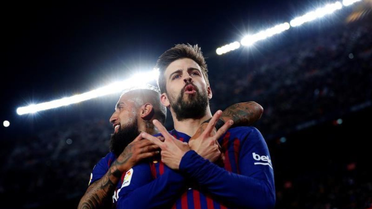 Piqué celebra el gol del empate.-EFE