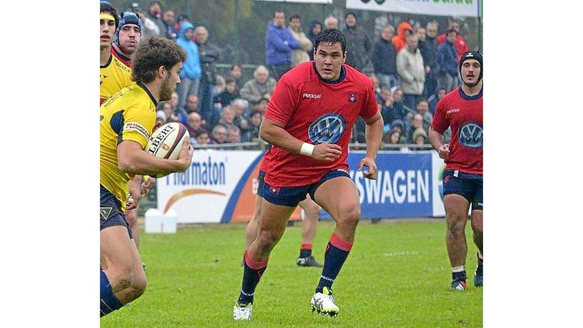 El argentino Cristian Bartoloni, de rojo, se dispone a placar al rival que lleva el oval.-E.M.