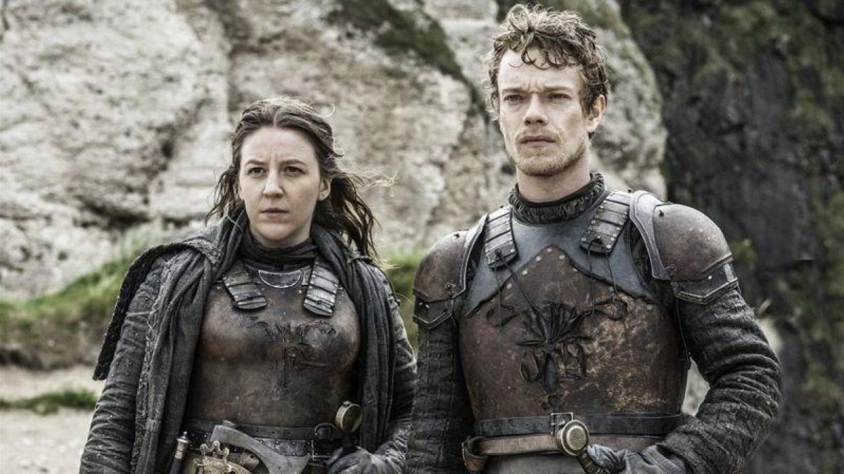 Los personajes Yara y Theon Greyjoy, en una imagen de la última temporada de Juego de tronos.-EL PERIÓDICO