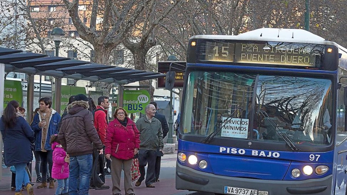 Autobús con el cartel de servicios mínimos durante la huelga de las pasadas Navidades.-MIGUEL ÁNGEL SANTOS (PHOTOGENIC)
