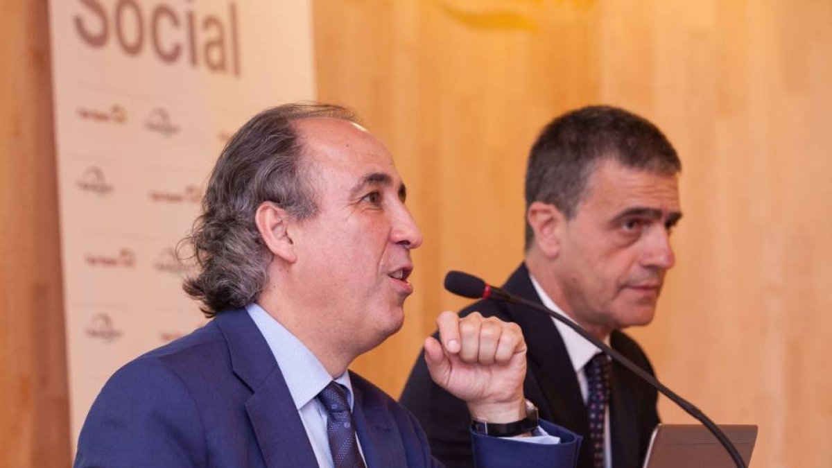 El consultor Emilio Duró imparte la conferencia 'Piensa diferente: lo que la verdad importa', organizada por Caja España-Duero.-ICAL