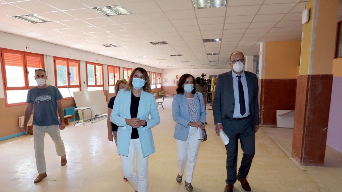 Rocío Lucas junto a la dirección del CEIP Alonso Berruguete, durante su visita al centro. ICAL