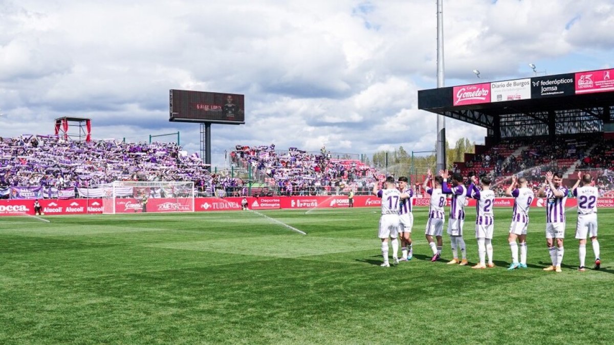 Los jugadores del Real Valladolid aplauden a los aficionados antes del partido en Miranda. / RV. / I. SOLA