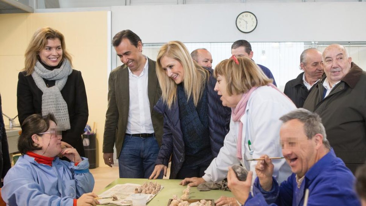El vicesecretario de Organización del Partido Popular y cabeza de lista por Zamora al Congreso, Fernando Martínez-Maíllo, y la presidenta de la Comunidad de Madrid, Cristina Cifuentes, visitan el Centro Ocupacional 'Cristo de Morales' (Asprosub) en la loc-ICAL