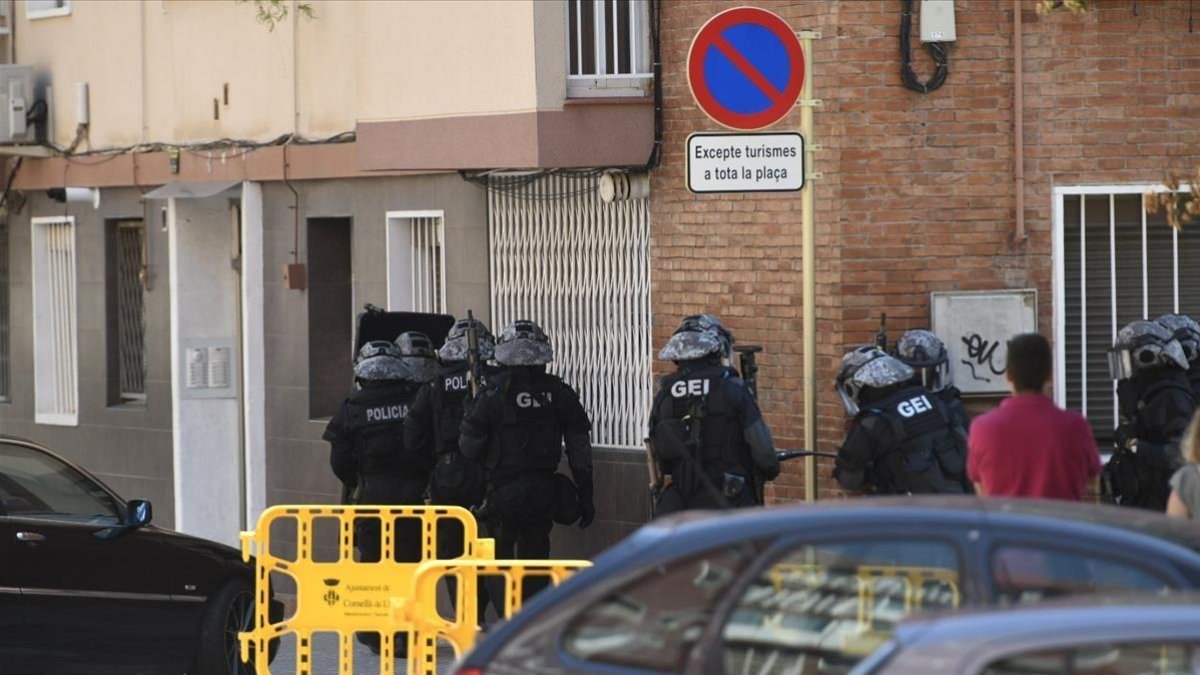 Los Mossos d'Esquadra entran en la finca en la que residía el atacante de la comisaría de Cornellà, este lunes. /-JORDI COTRINA