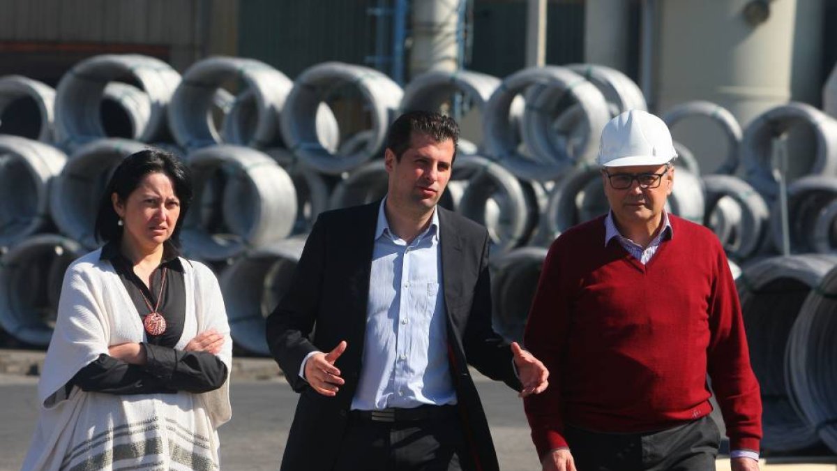 El candidato del PSOE a la Presidencia de la Junta, Luis Tudanca (C), junto a la candidata del PSOE a la Alcaldía de Ponferrada, Ángela Marqués, y representantes de la empresa Roldán, durante su visita a las instalaciones de la factoría-Ical