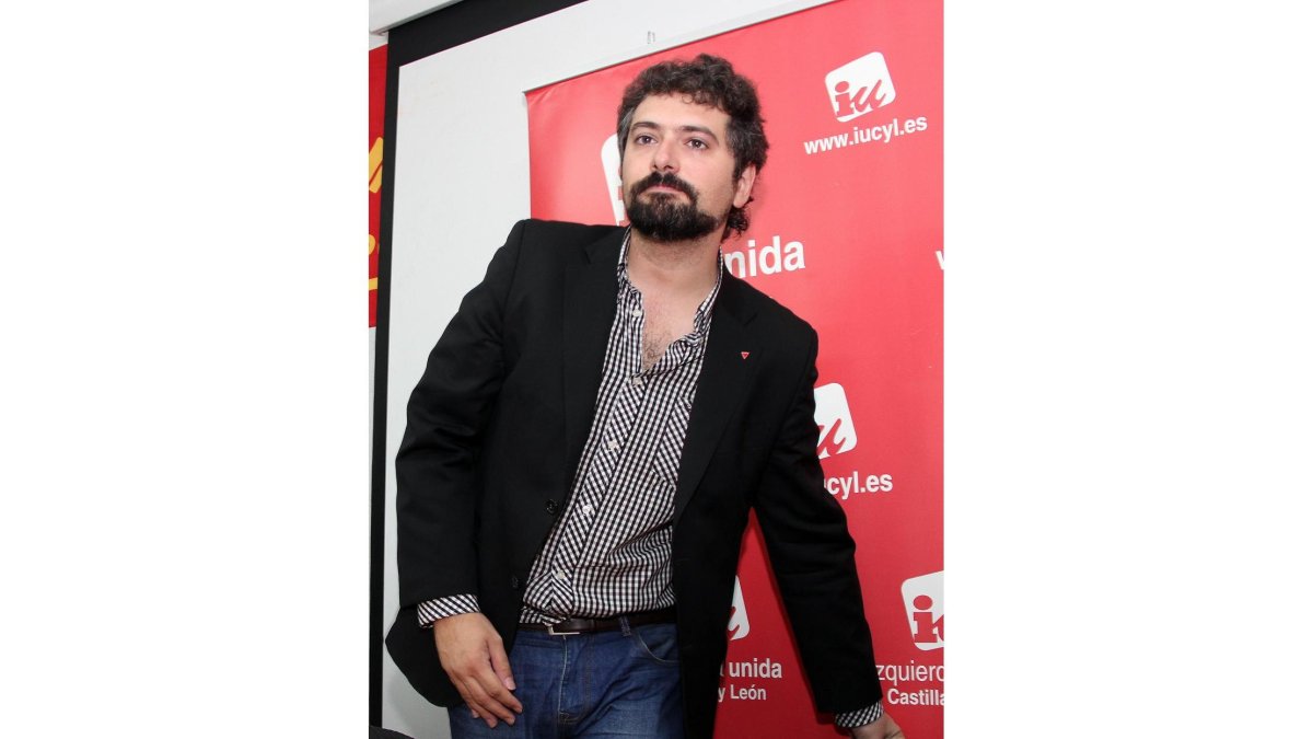 El procurador de IUCyL-Equo en las Cortes, José Sarrión, informa de su recorrido por la provincia leonesa-Peio García / ICAL