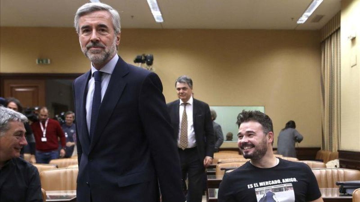 El compareciente Ángel Acebes, junto a Gabriel Rufián, en la Comision de Investigación sobre la financiación ilegal del Partido Popular.-DAVID CASTRO