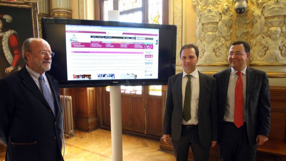 El alcalde de Valladolid, Francisco Javier León de la Riva, y el coordinador de Presidencia, Fernando Rubio (D), presentan el portal de la transparencia-Ical