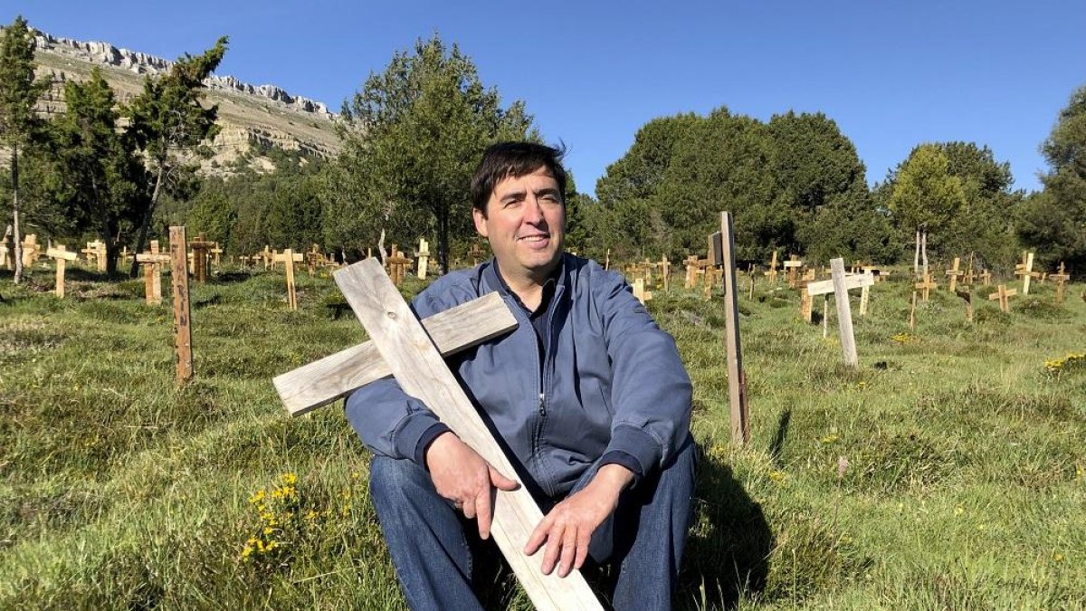 Emeterio Martin, con una de las cruces que se encuentran en el cementerio de Sad Hill, en Santo Domingo de Silos.-ARGICOMUNICACIÓN