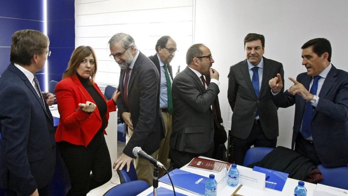 Aguilera, Herce, López Represa, Rey, Carriedo y Martínez Izquierdo charlan antes de la presentación.-MARIO TEJEDOR