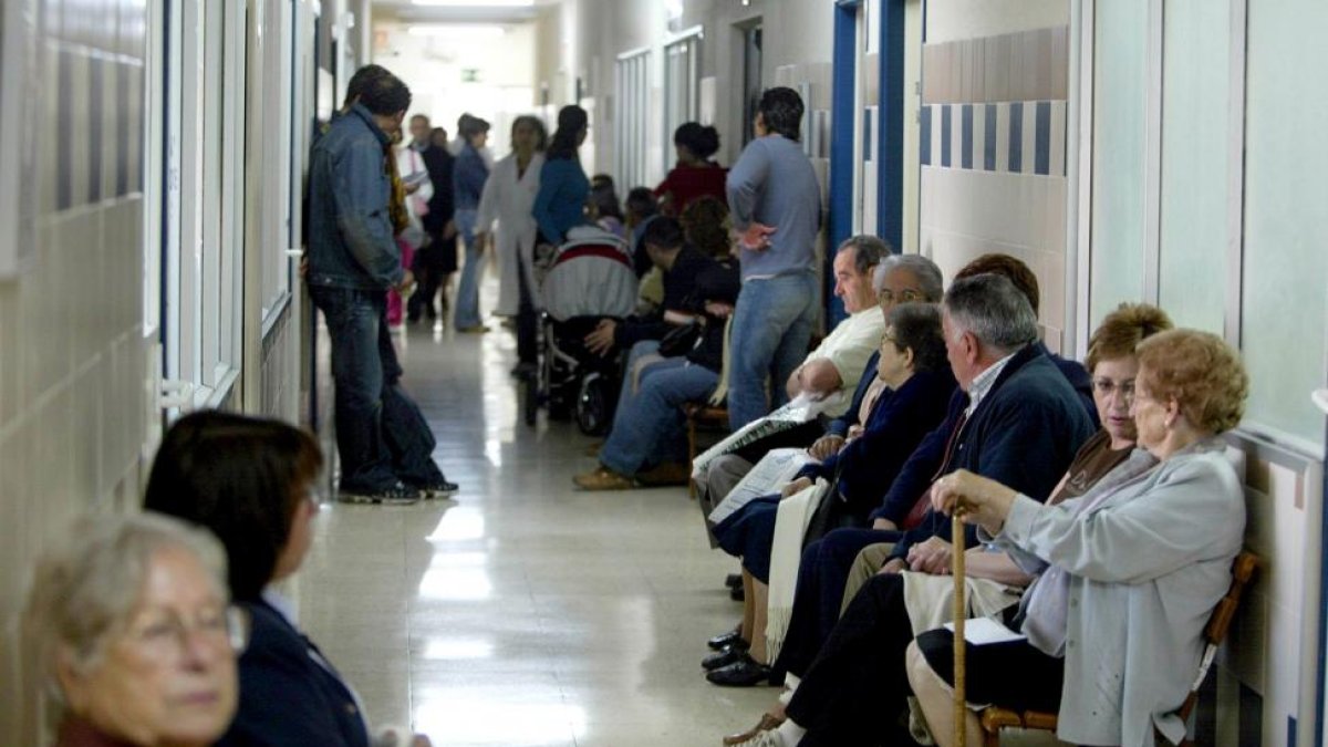 Pacientes esperan su turno de ser atendidos.-ICAL