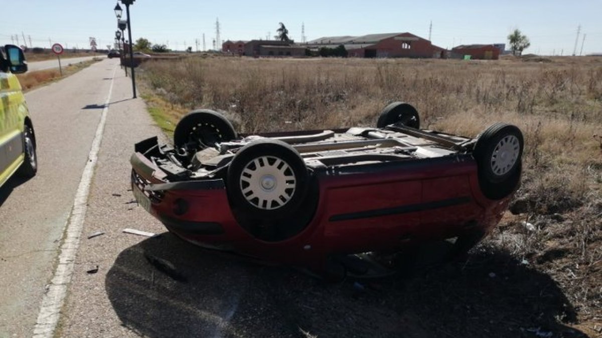 Imagen del coche volcado en la carretera Las Salinas, en Medina del Campo. - EM