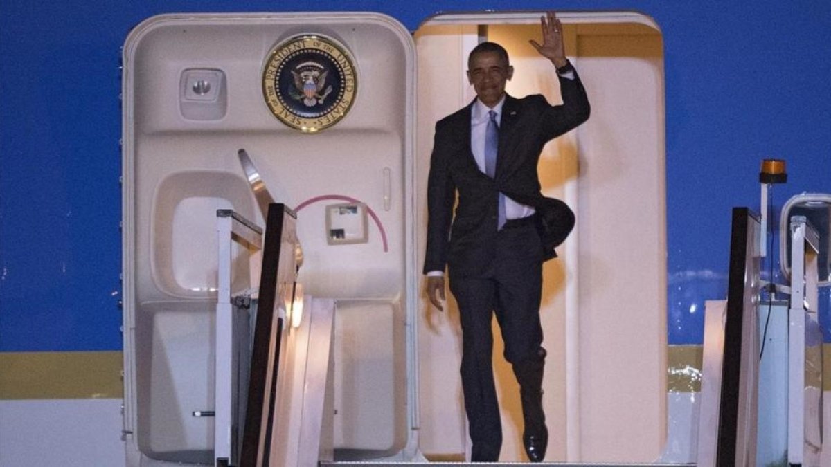 Barack Obama desciende del 'Air Force One' a su llegada a Londres.-EFE / HANNAH MCKAY