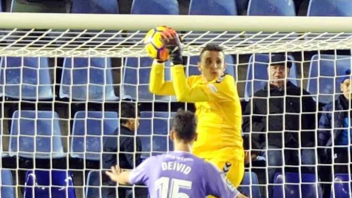 Masip bloca el balón ante la presencia de Deivid en el partido frente al Tenerife.-PHOTO-DEPORTE