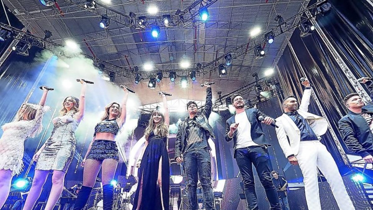 Un momento del concierto de los triunfitos, ayer, en el escenario de la Antigua Hípca.-PABLO REQUEJO