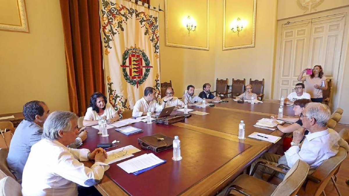 Reunión del Consejo de Administración de Auvasa celebrada ayer en el Ayuntamiento de Valladolid y presidida por Luis Vélez.-Ical
