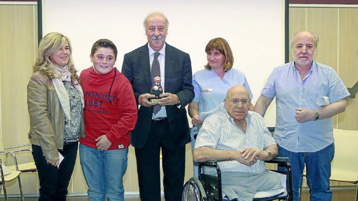 Vicente del Bosque (en el centro) posa con varios pacientes y trabajadores del Benito Menni.-J. M. Lostau