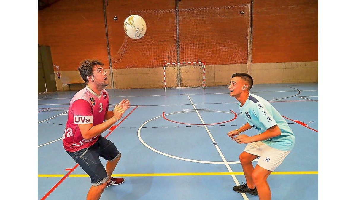 Dani Martín, con la camiseta del UVa, cabecea junto a Iñaki Bayón, con la elástica del Valladolid Tierno Galván.-PABLO REQUEJO