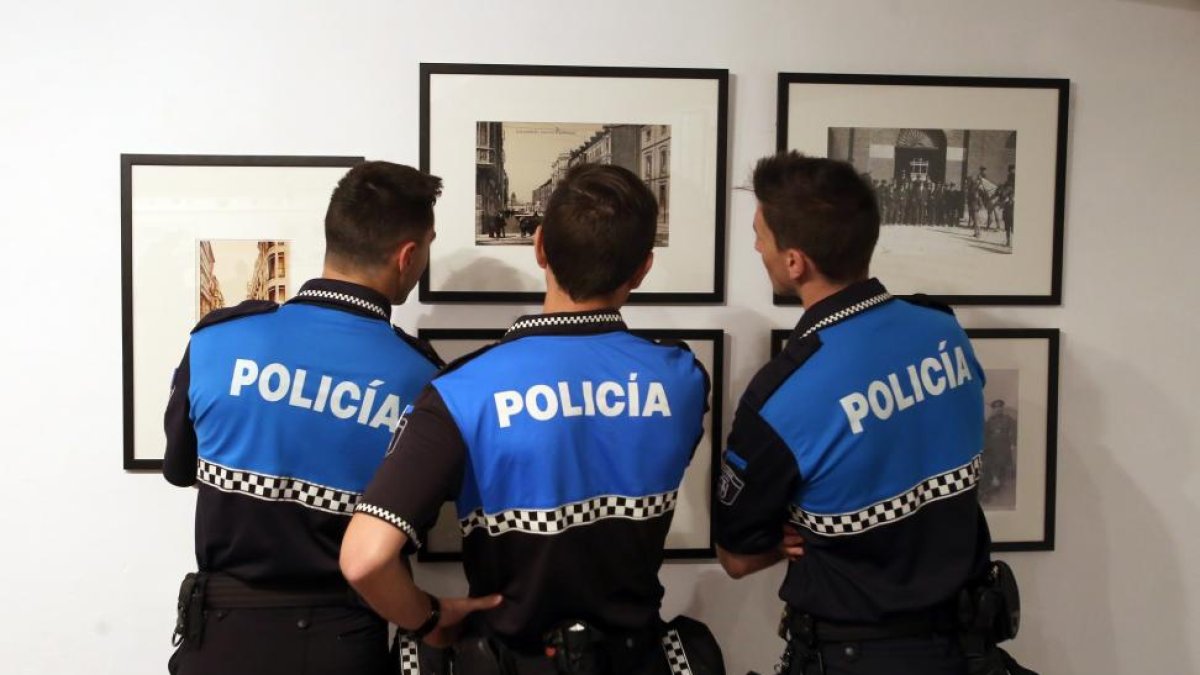 Exposición 'Guardia 190 años de historia de la Policía Municipal de Valladolid'.-ICAL