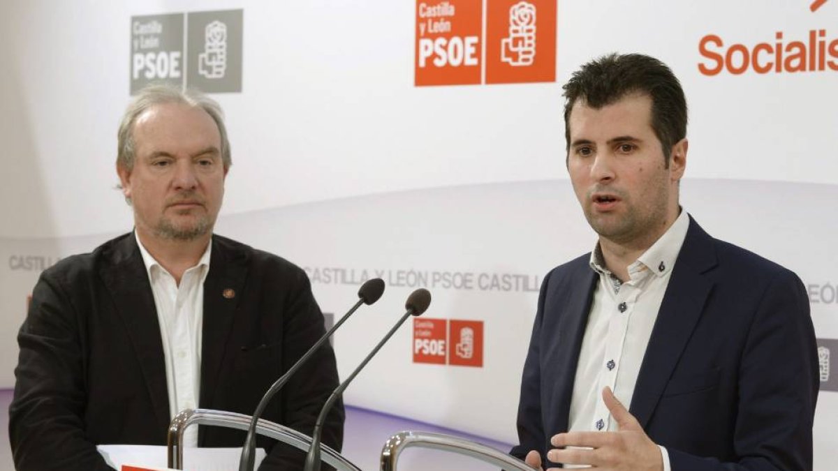El secretario general del PSCyL, Luis Tudanca, junto al portavoz de Hacienda del Grupo Parlamentario Socialista en las Cortes de Castilla y León, José Francisco Martín-Efe