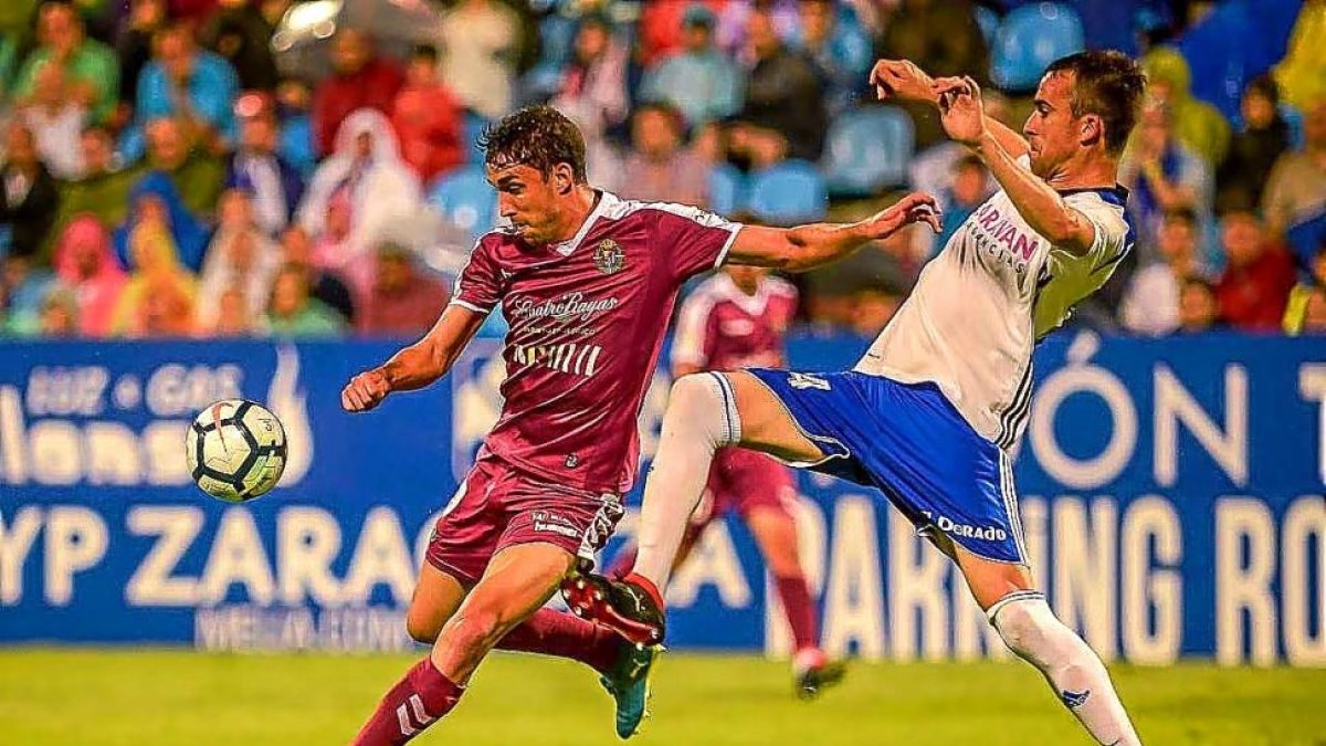 Mata se dispone a chutar ayer ante la presencia de Mikel.-PHOTO-DEPORTE