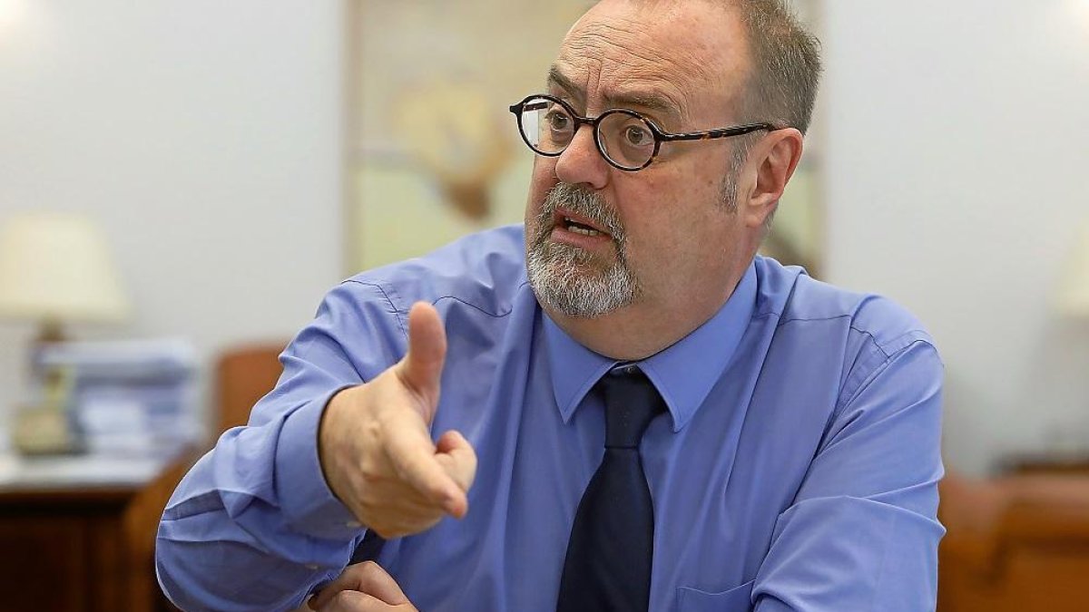 Fernando  Rey, consejero de Educación.-J. M. LOSTAU