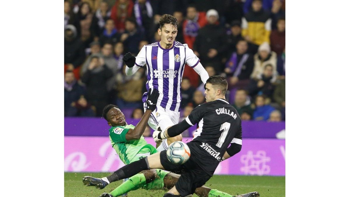 Ünal marca ante la salida de Cuéllar uno de los dos goles que consiguió frente al Leganés. J. M. LOSTAU
