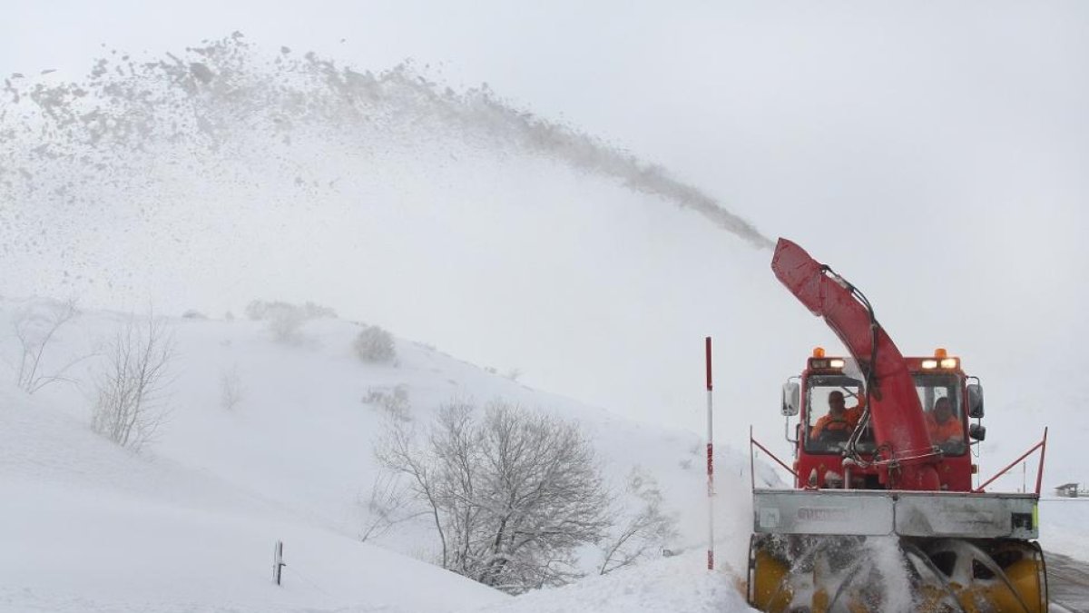 Fresadora limpia la CL- 627 en Piedraluengas (Palencia), en el límite con Cantabría, hace dos semanas por el temporal-ICAL