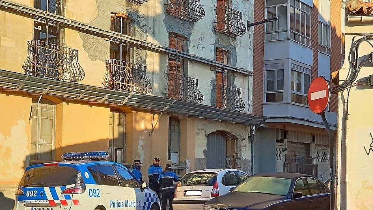 La Policía Municipal junto al vehículo que circulaba en dirección contraria.-E. M.