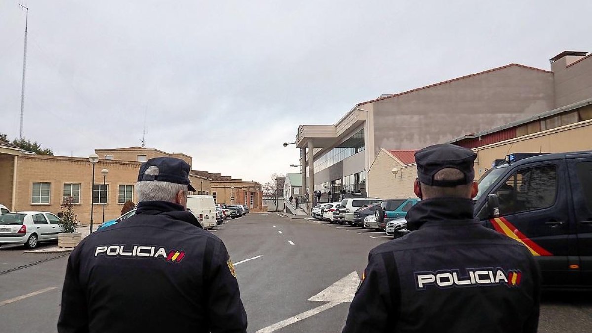 Policías nacionales controlan los accesos del tanatorio El Salvador durante los registros.-M. Á. SANTOS