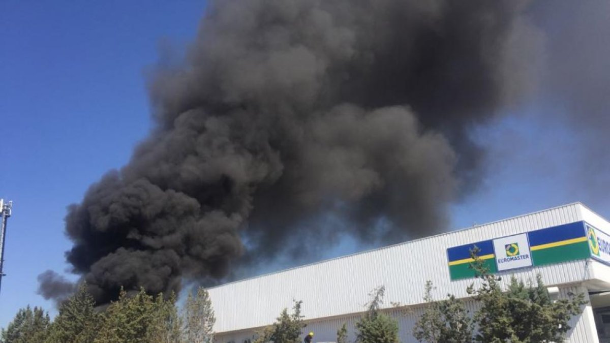 Columna de humo negro que sale de la fábrica de neumáticos euromaster-M. Á. SANTOS / PHOTOGENIC