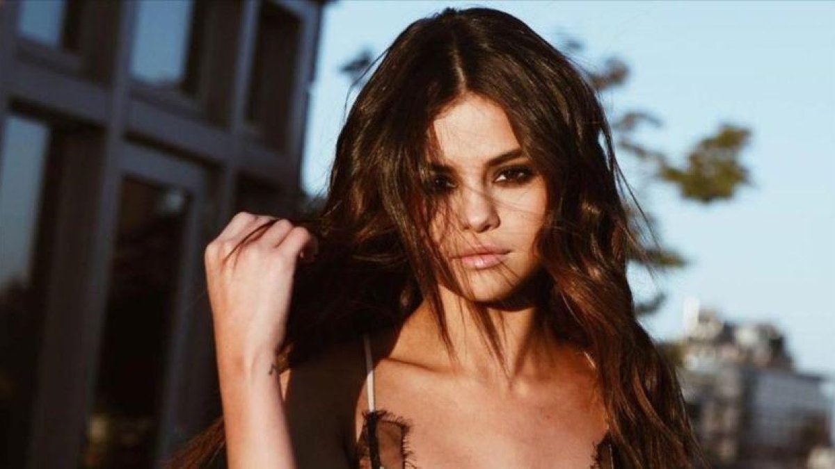 Selena Gomez practicando el strandid.-EL PERIÓDICO